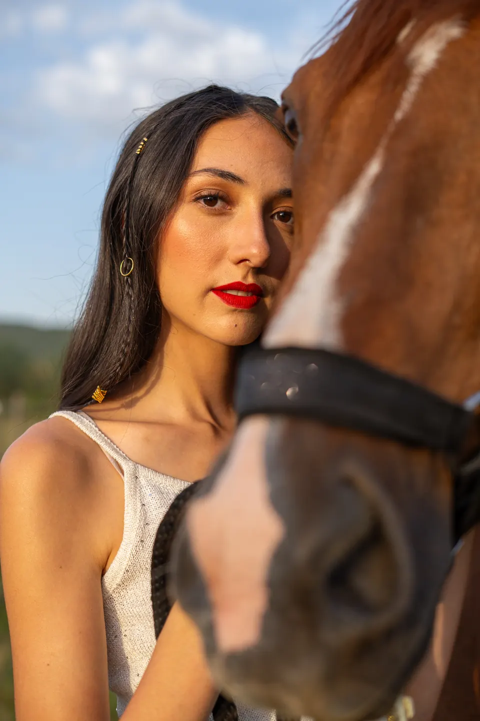 Editorial ecuestre: modelo de labios rojos junto a un caballo