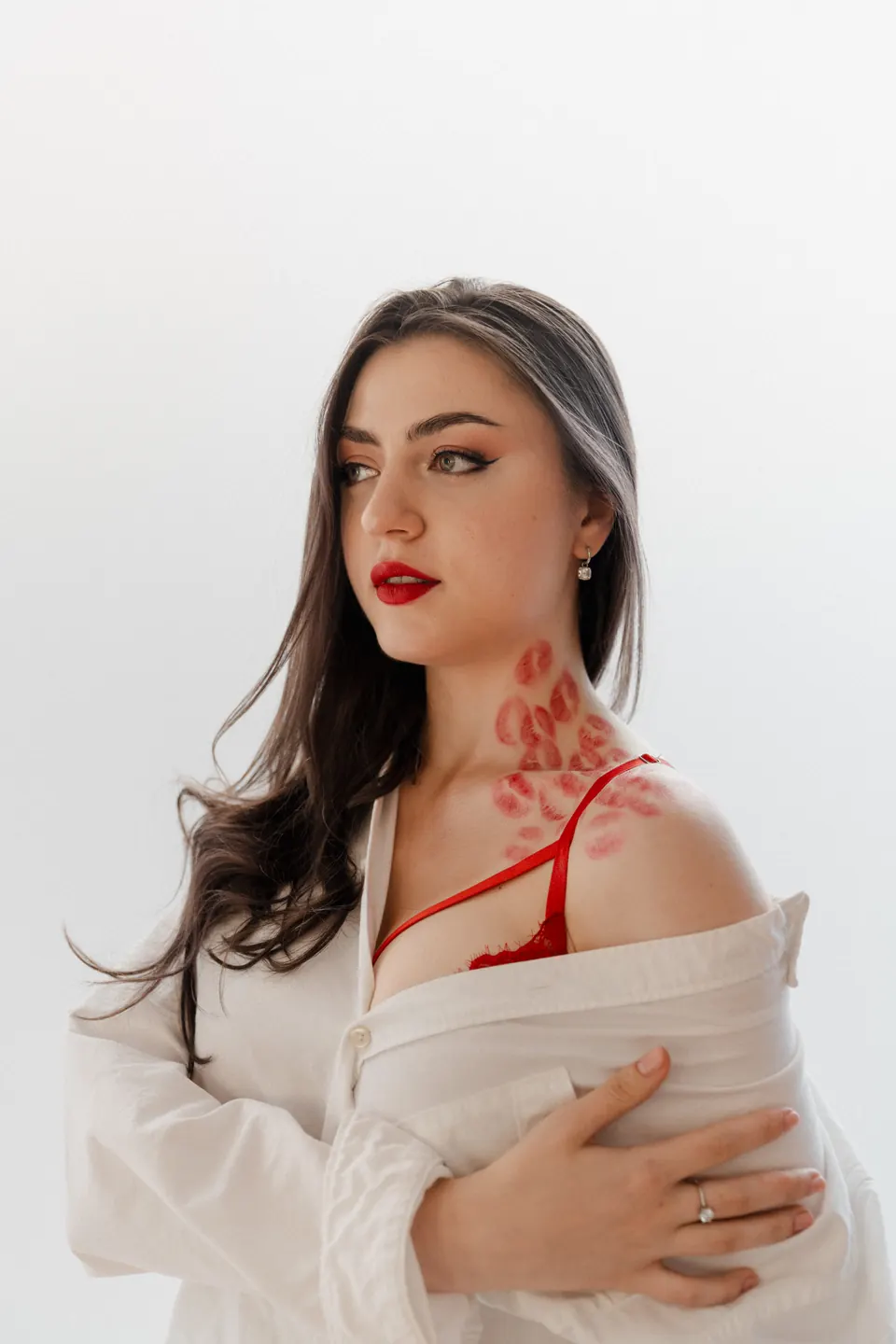 Editorial del máster: maquillaje con labios rojos y dibujo sobre la piel