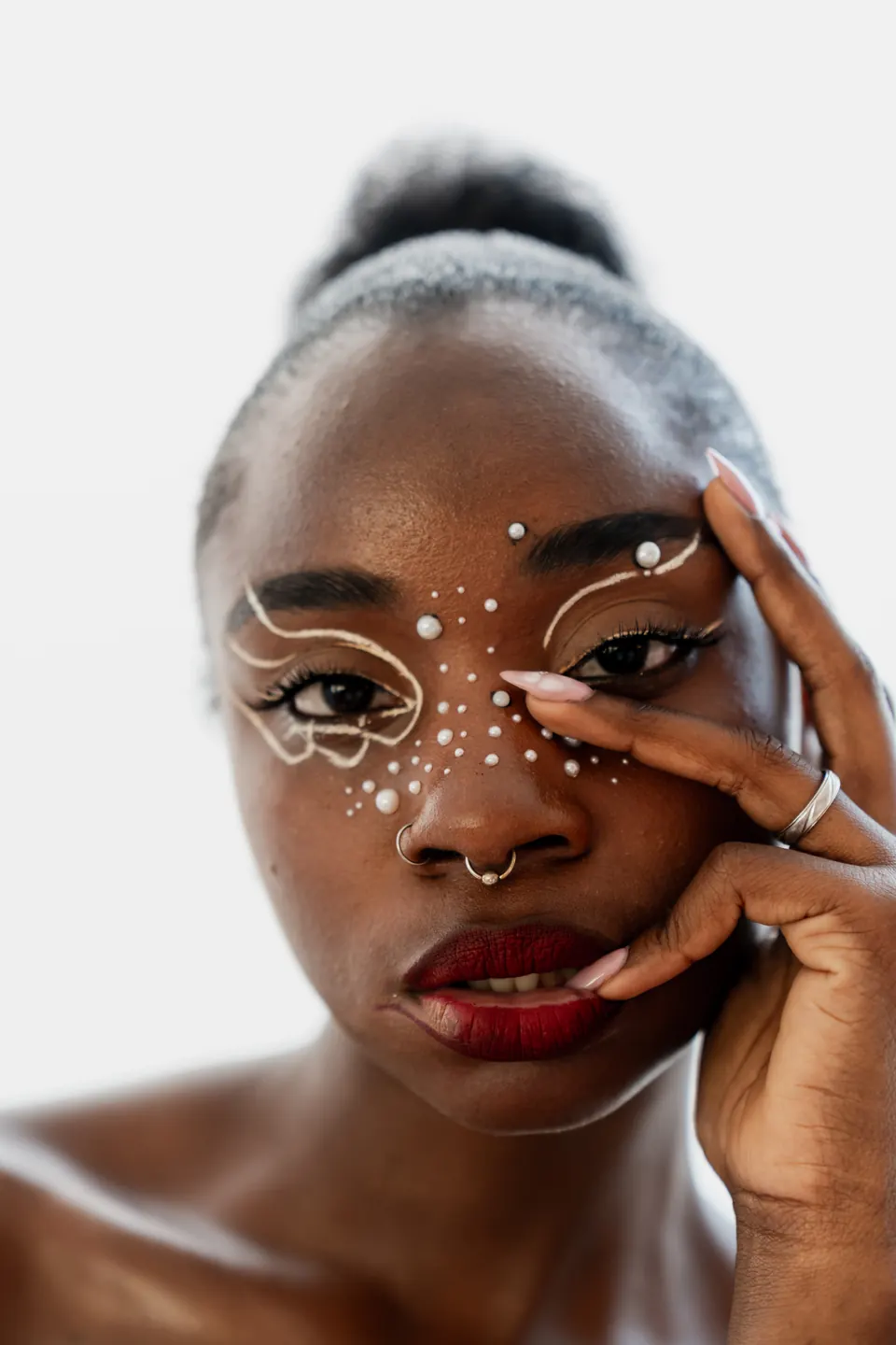 Editorial del máster: maquillaje artístico con gemas sobre piel negra