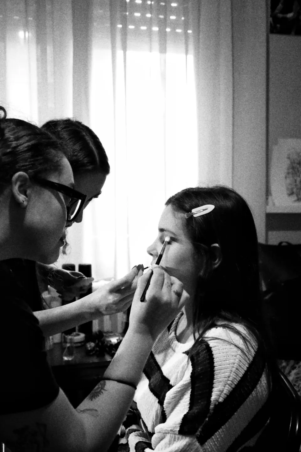 Retoque de maquillaje en el set del cortometraje «Mamá tiene un sobre»