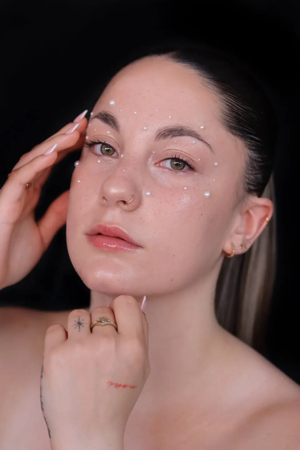 Maquillaje de evento con perlas sobre la piel