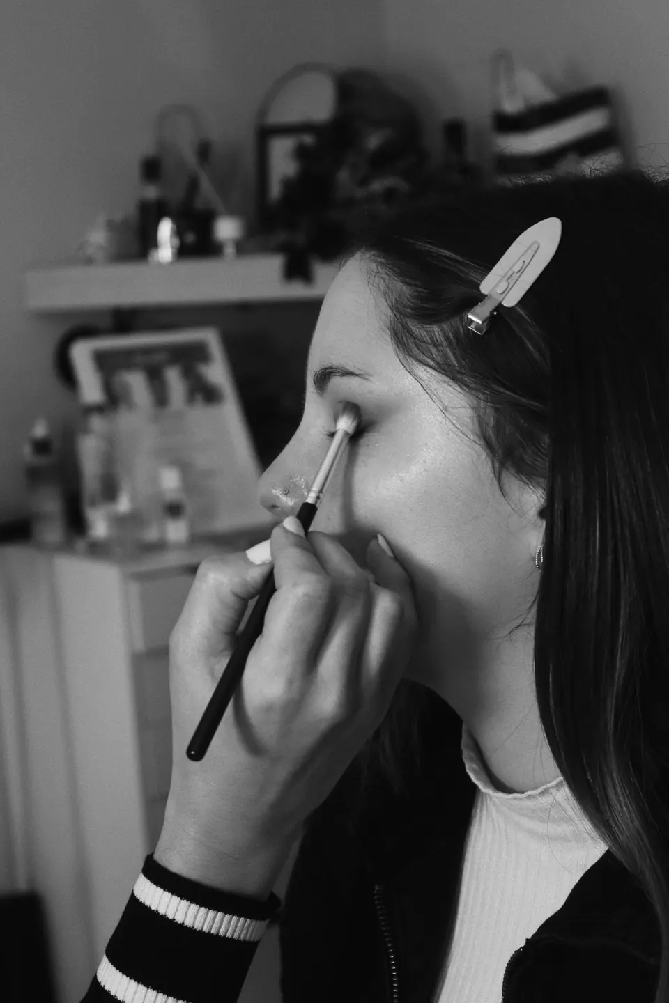 Alumna practicando en el curso de maquillaje para profesionales de Raquel Recio