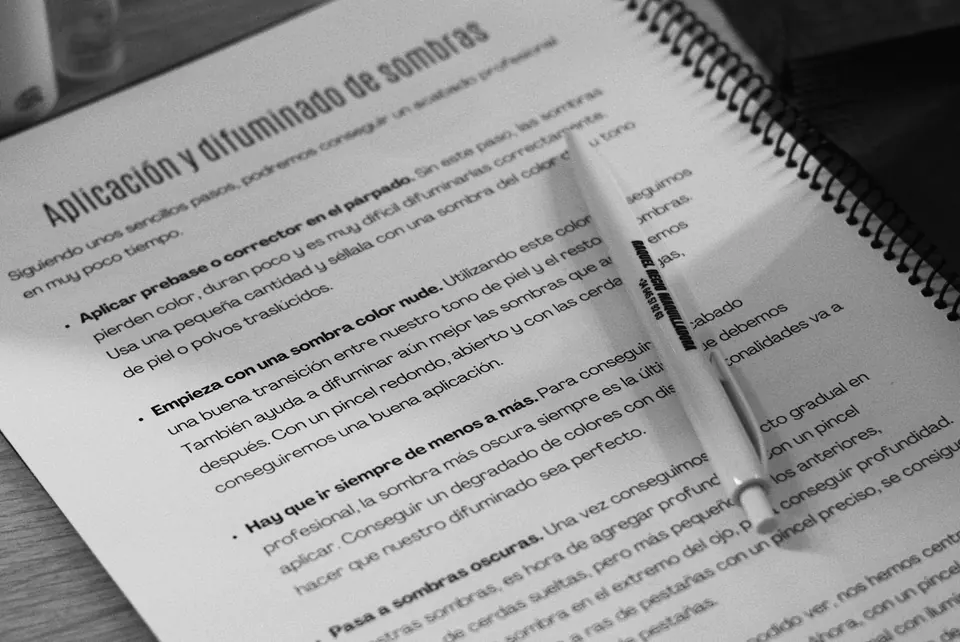 Libro de formación del curso de automaquillaje de Raquel Recio