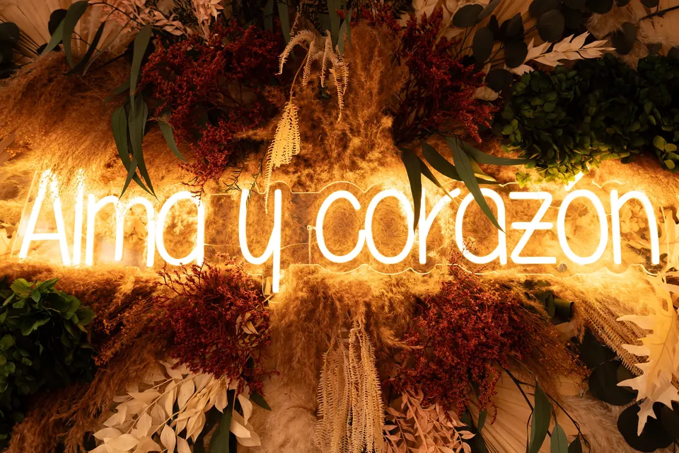 Neón «Alma y corazón» del estudio