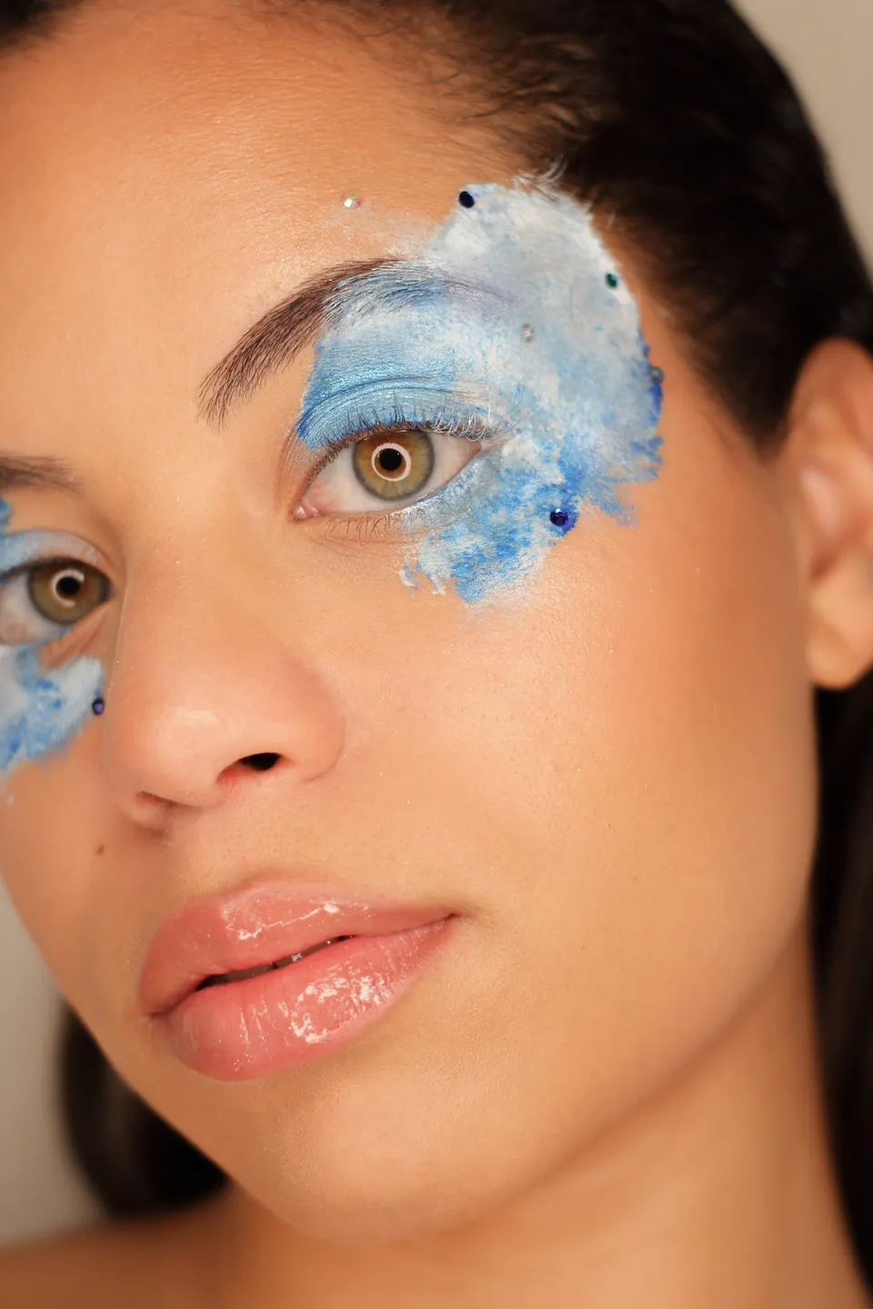 Maquillaje artístico en tonos azules