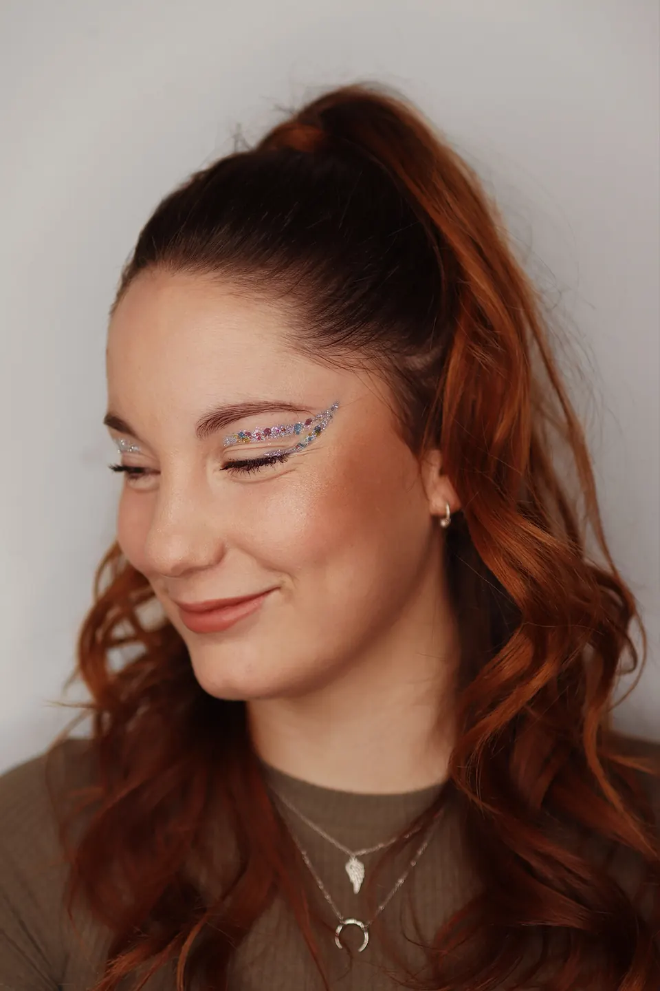 Invitada con melena pelirroja y maquillaje luminoso