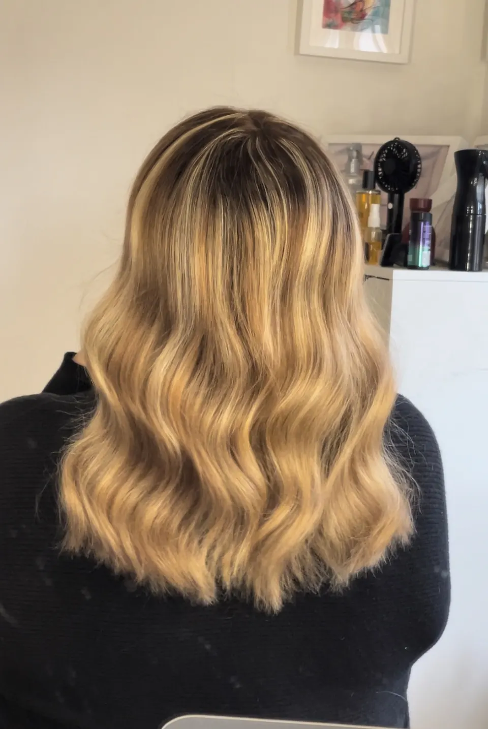 Ondas suaves en melena rubia de invitada