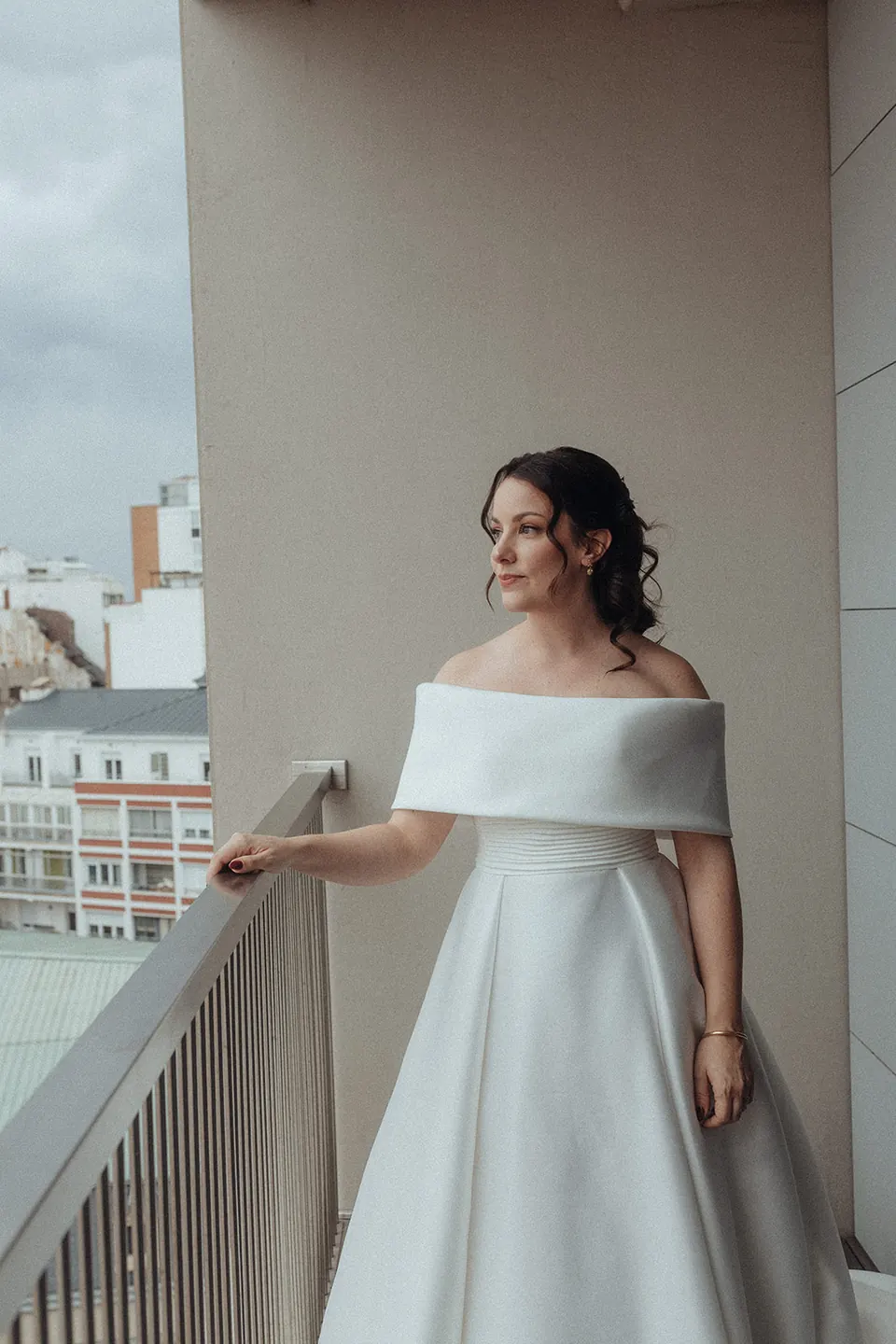 Novia en el balcón del hotel antes de la ceremonia