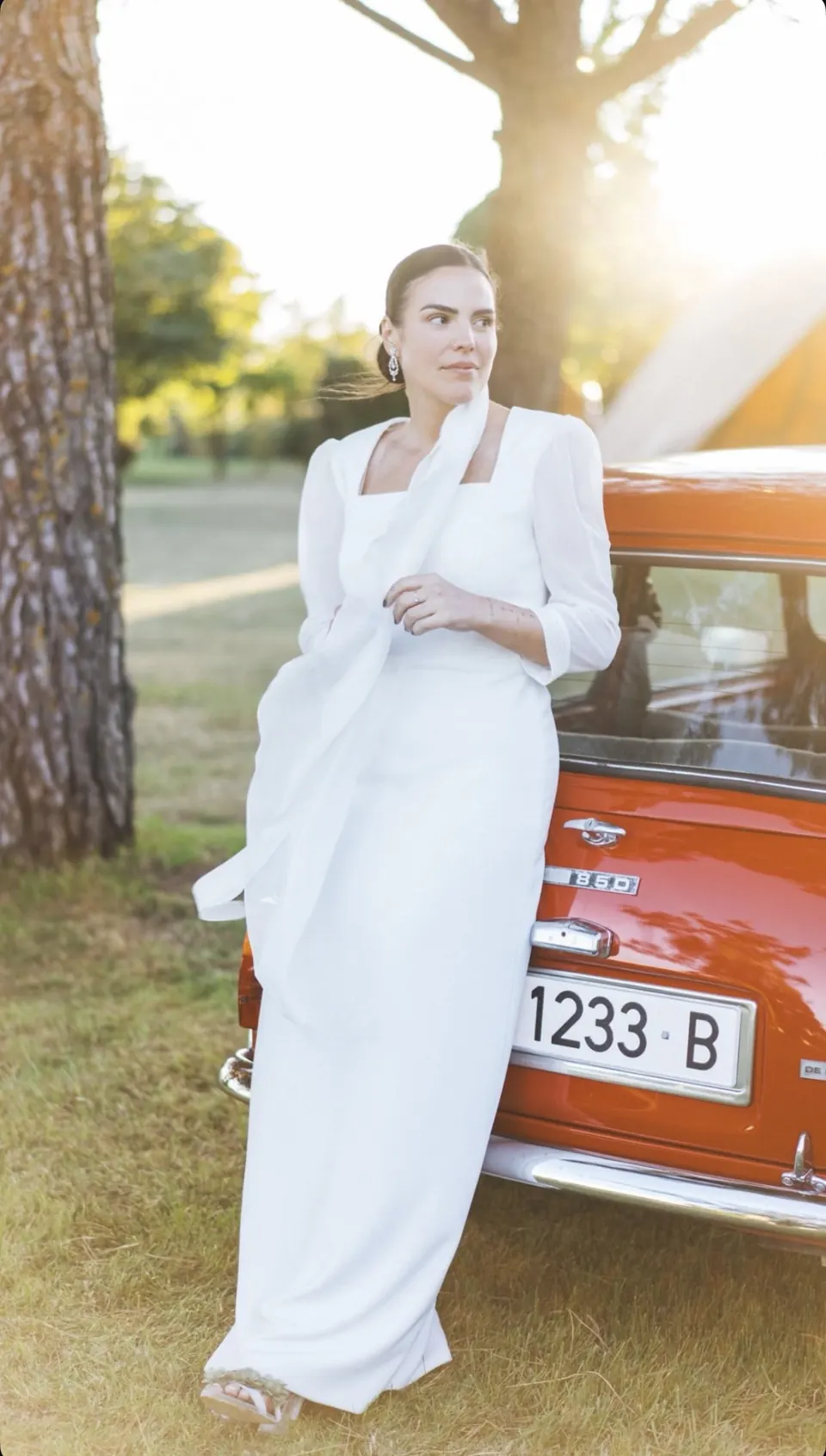 Novia junto a un coche clásico