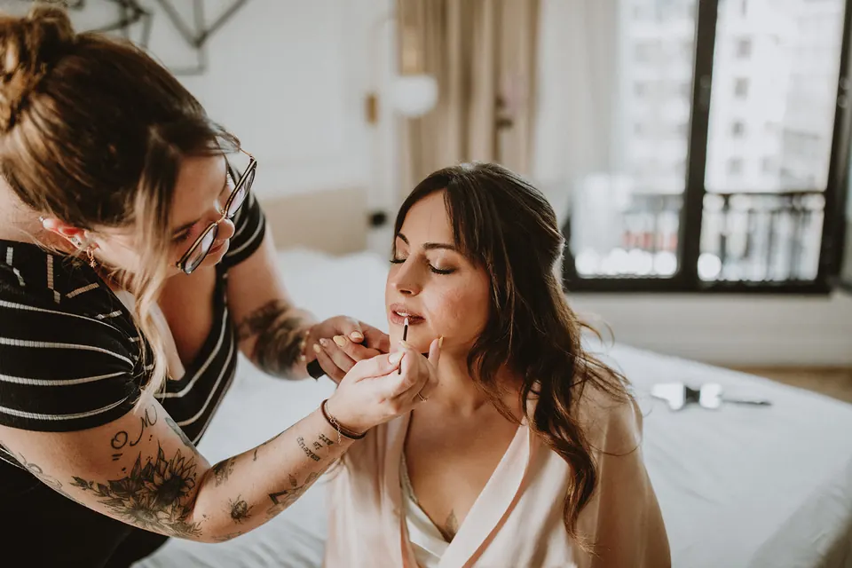 Retocando los labios de la novia