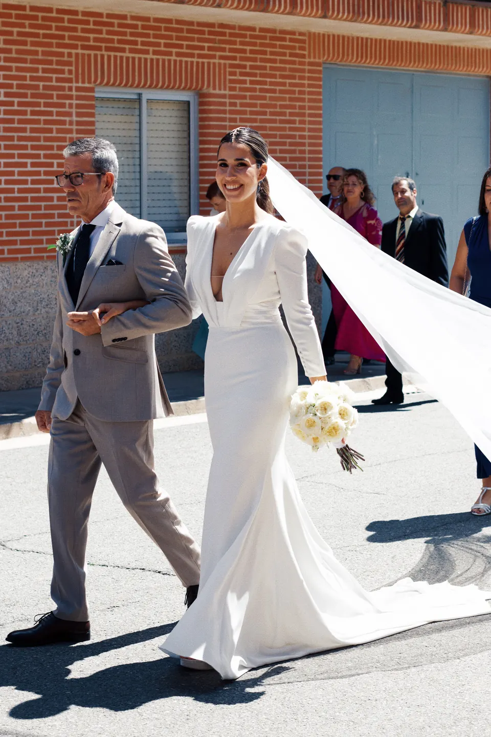 La novia del brazo de su padre camino de la ceremonia