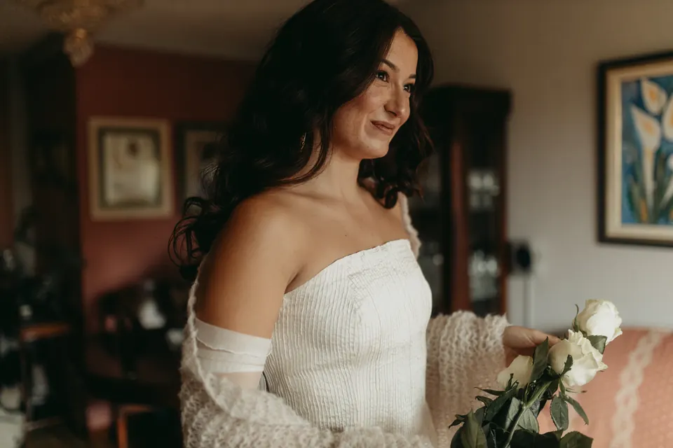 Novia con el ramo de rosas