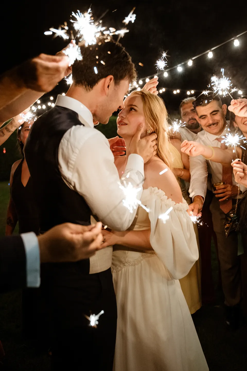Novios entre bengalas en la fiesta