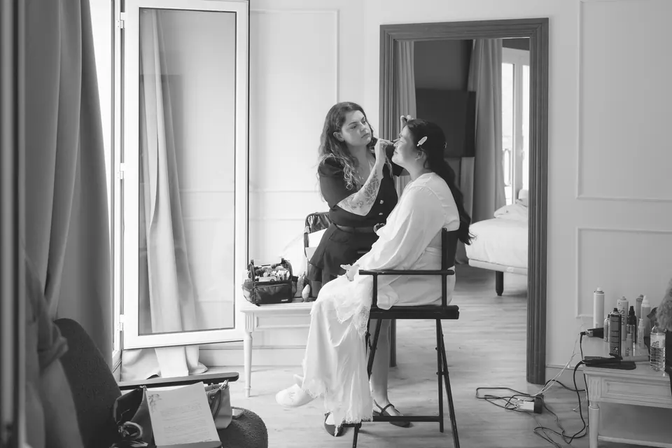 Raquel Recio maquillando a una novia asiática en la habitación del hotel