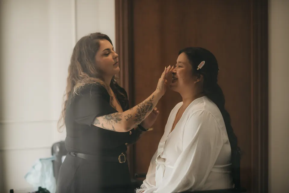 Raquel Recio preparando la piel de una novia asiática