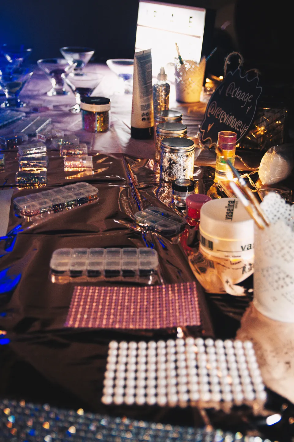 Mesa del glitter corner con purpurina, strass y gemas