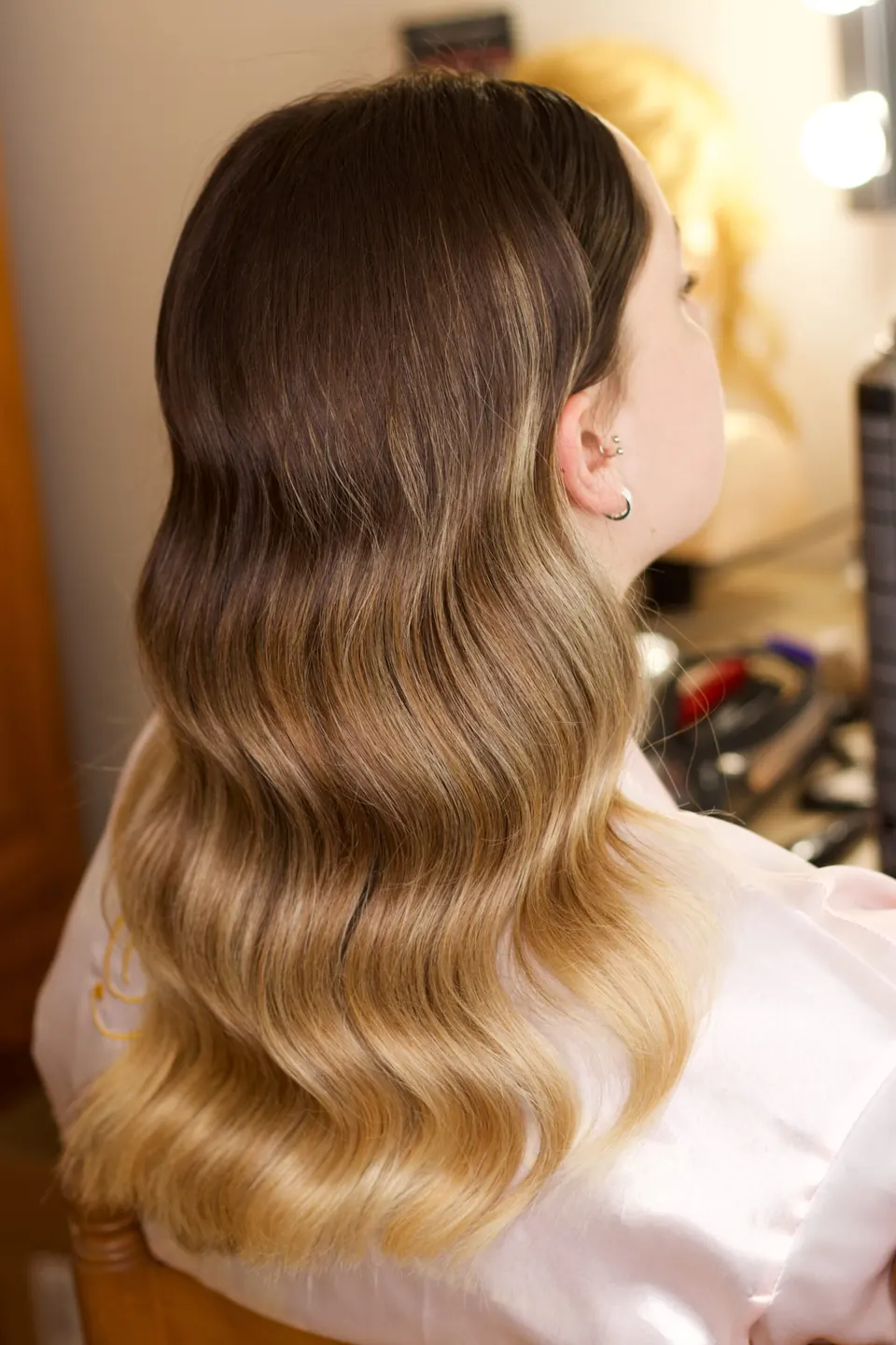 Invitada con melena de ondas al agua peinada en el estudio