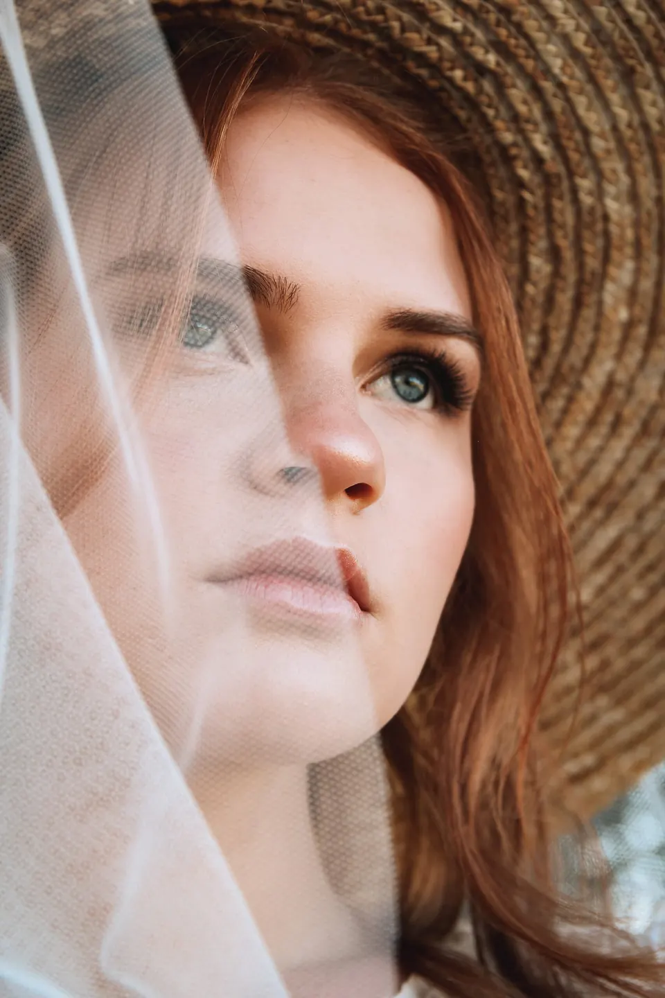 Detalle de un maquillaje de novia natural bajo el velo