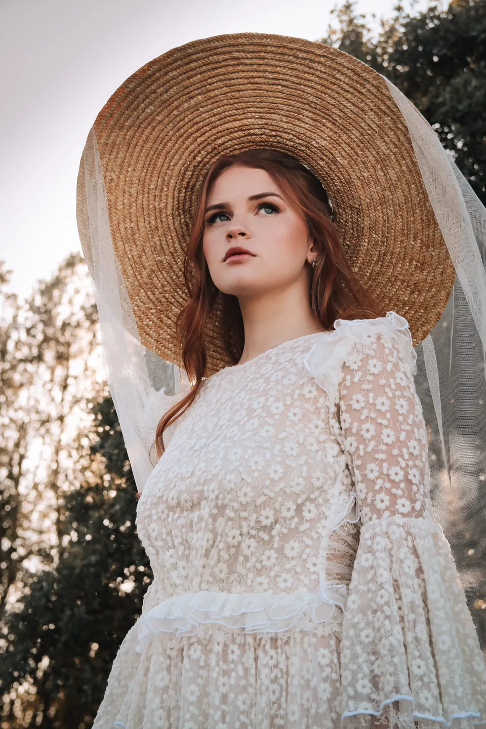Novia con sombrero de paja y vestido de encaje, maquillada y peinada por Raquel Recio