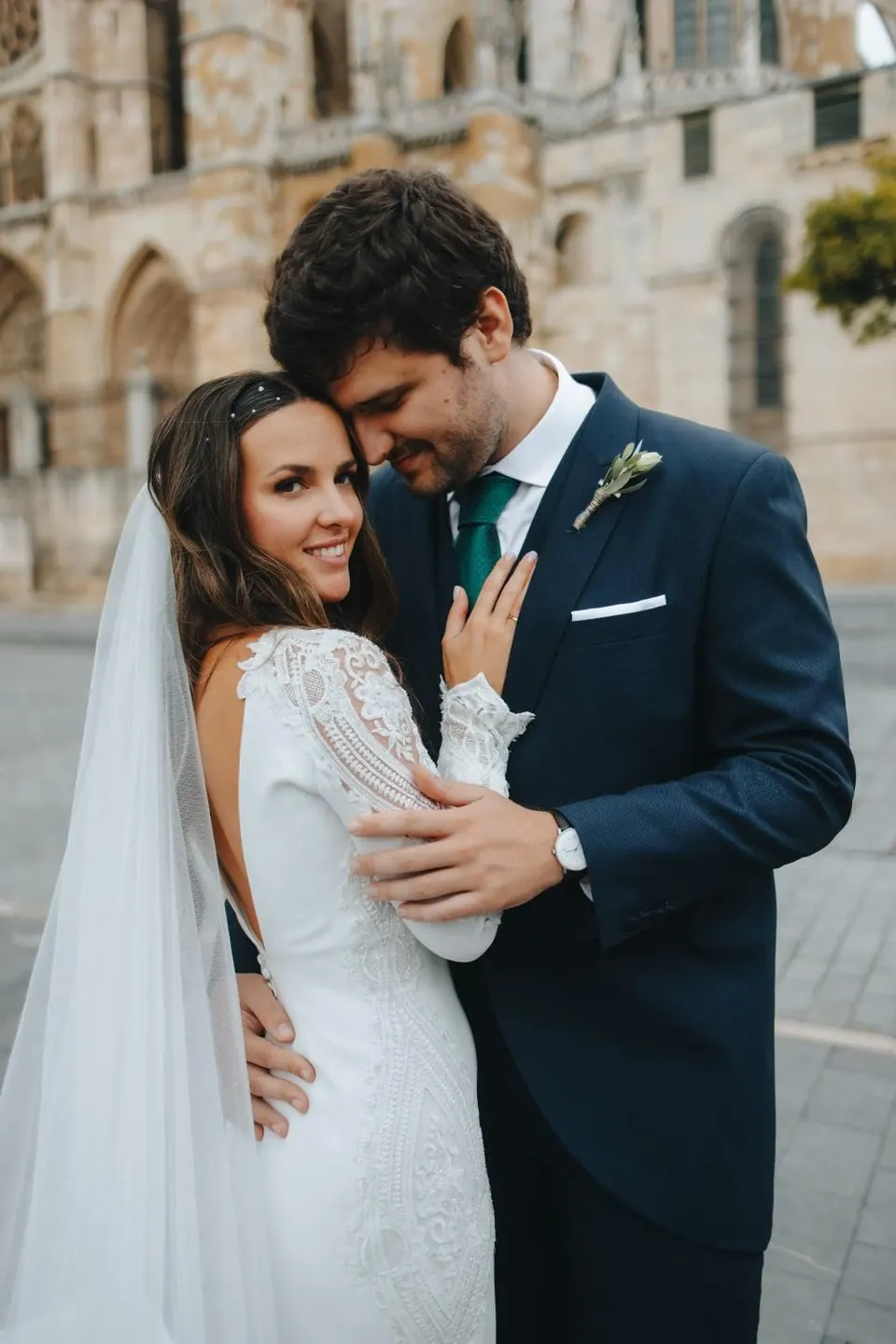 Novios abrazándose en la plaza de la Regla, León, con la catedral detrás