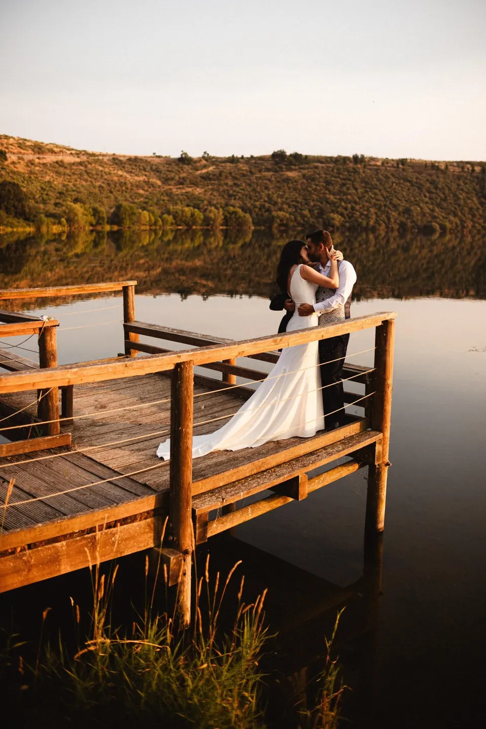 Recién casados en el embalse del Selga, León, al atardecer
