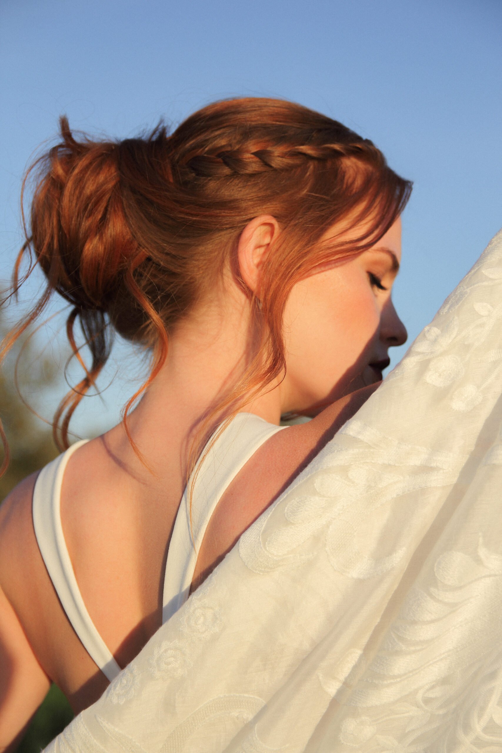 Novia posando de espaldas con un recogido como peinado.