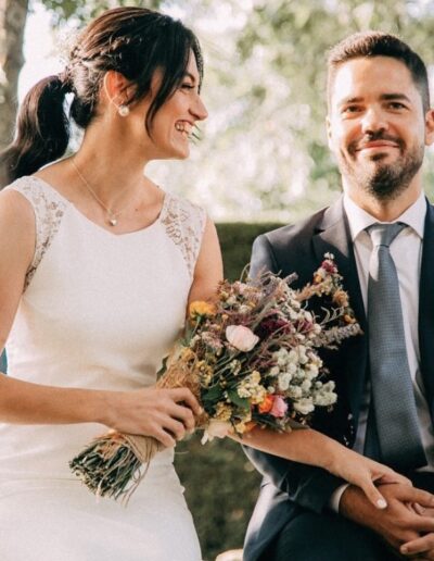 Novios en foto casual sonriendo