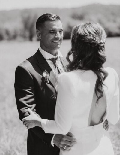 Novios agarrados por la cintura mirándose