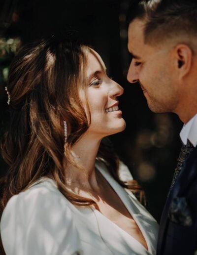 Novios mirándose y sonriendo