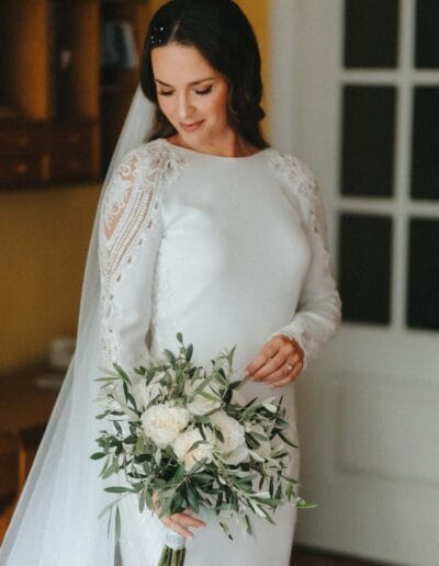 Novia posando con el ramo mirando hacia abajo