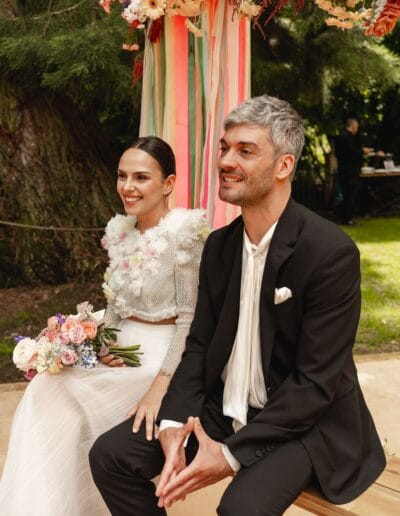 Novios sentados mientras se están casando