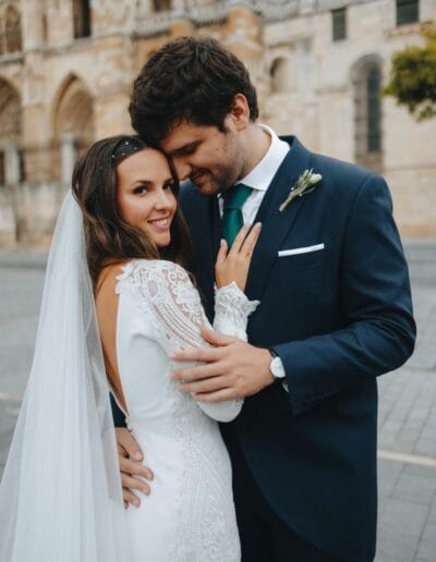 Novios abrazándose en la plaza de la Regla, León