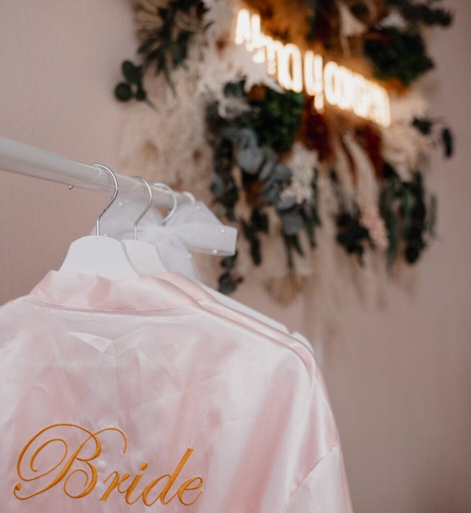 bata rosa en un perchero para un look de novia ideal