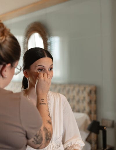 maquilladora preparando la piel para maquillar