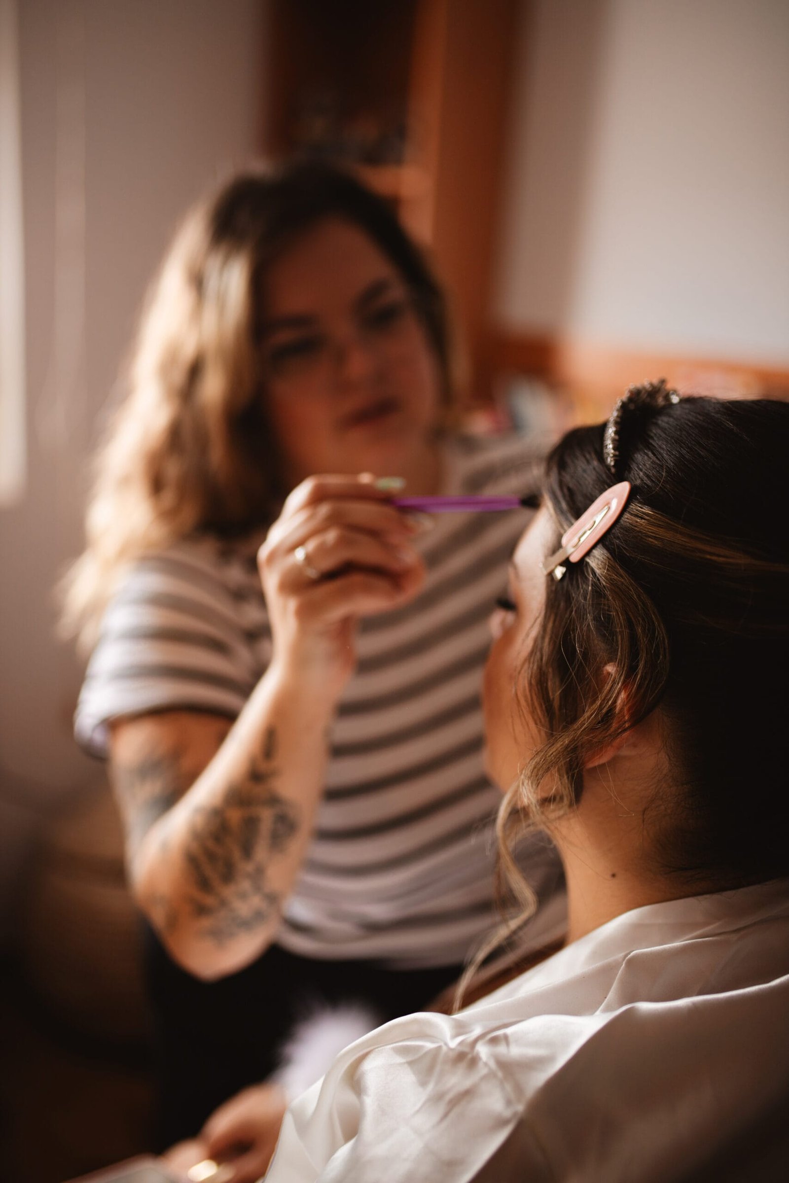 Productos imprescindibles para retocar tu maquillaje maquilladora profesional trabajando